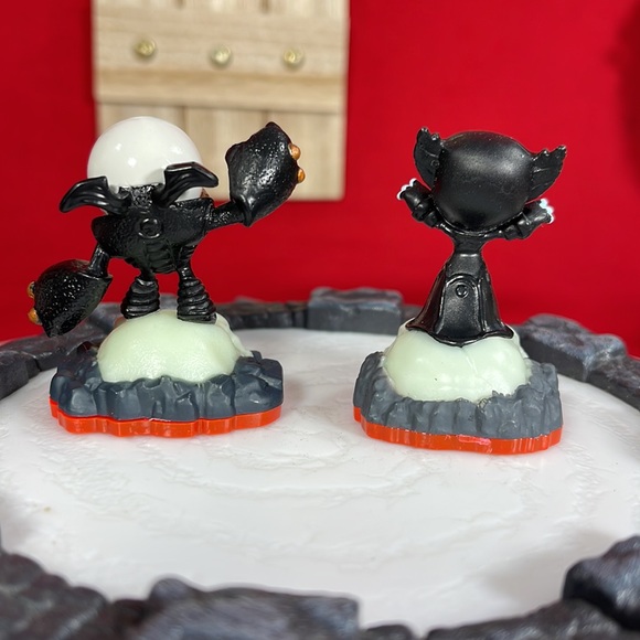 SKYLANDERS ACTION FIGURES W/PORTAL OF POWER BUNDLE - Picture 13 of 15